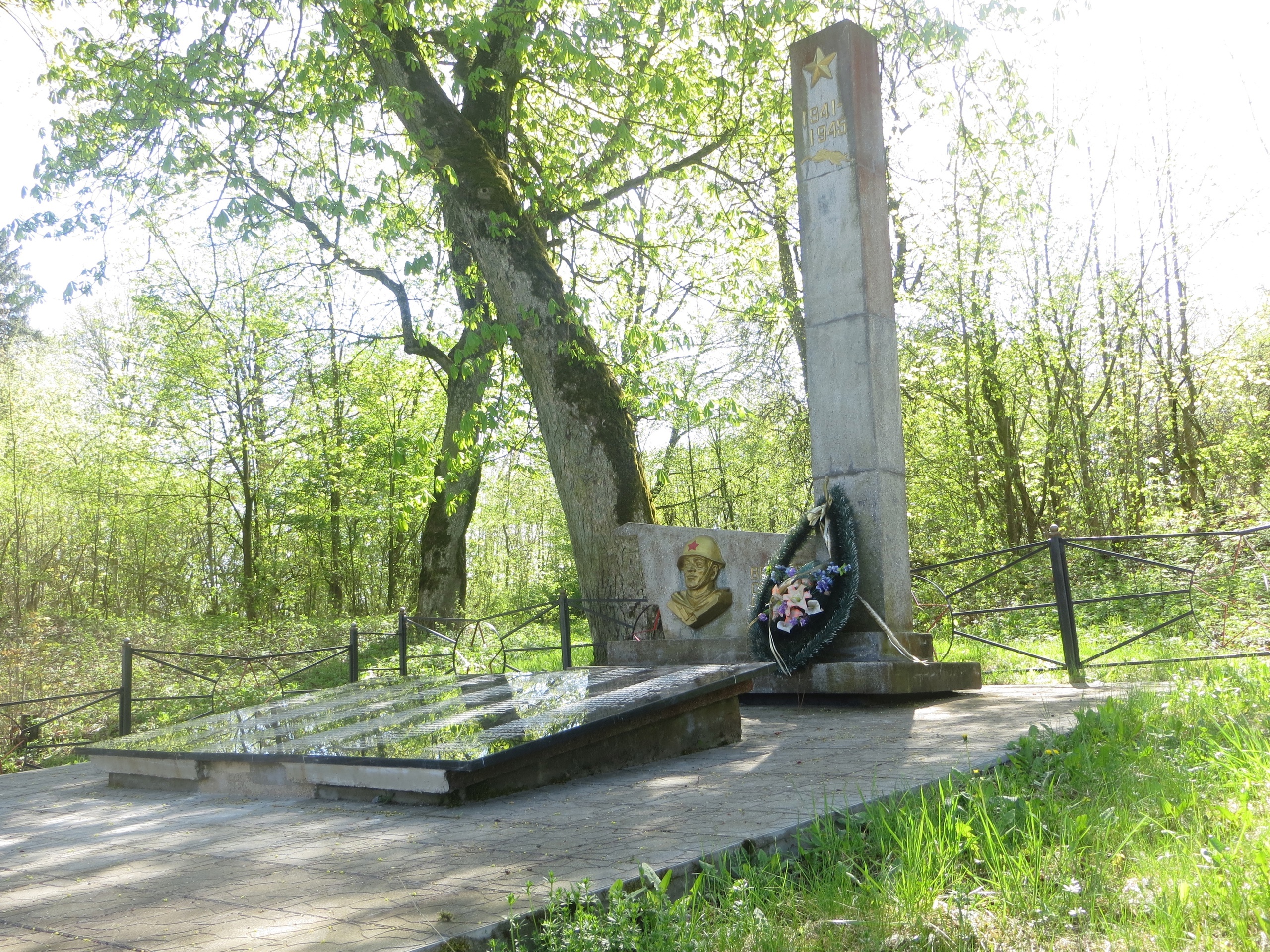 Воинское захоронение.